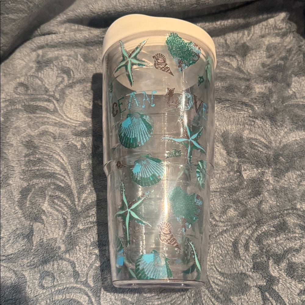 Tervis tumbler 24 oz “ocean love” shells and starfish with lid